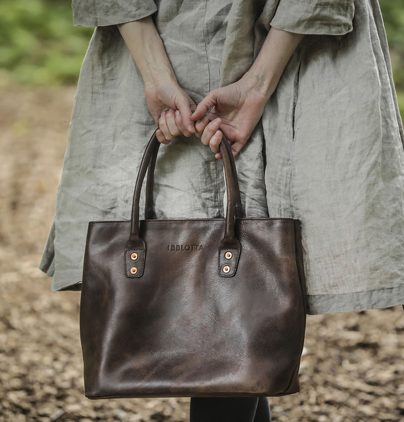 The 'Alpage A' Leather Handbag in Colour Willow